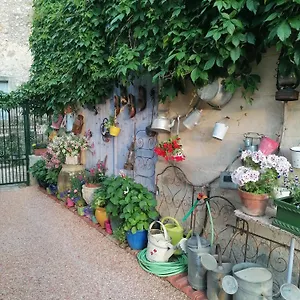 https://au-relais-fleuri.fr-provencehotel.com